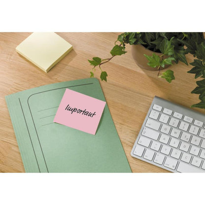 Uma pasta verde com uma nota reciclada rosa Post-it® (38 mm x 51 mm, 3M Deutschland GmbH) com a inscrição "importante" está sobre uma mesa de madeira ao lado de um teclado, notas adesivas amarelas e uma planta em vaso verde.