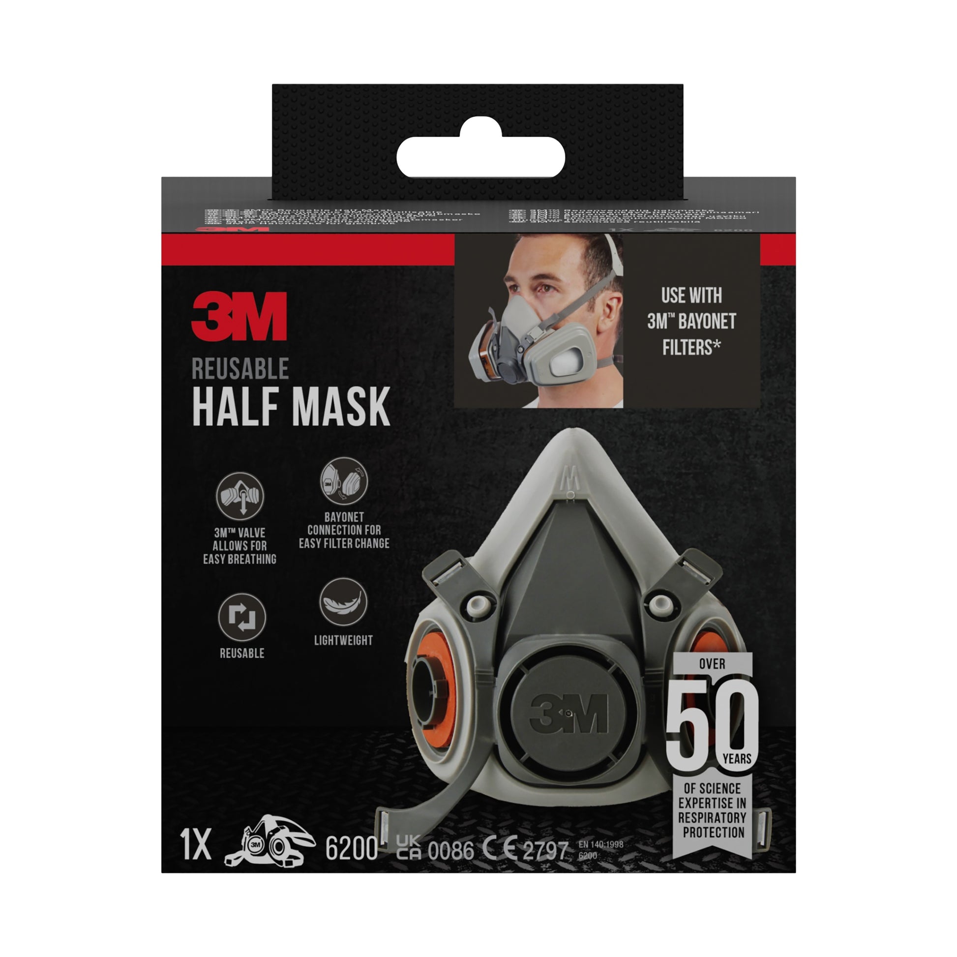Die Verpackung des 3M™ Halbmasken-Gehäuses 6200 wiederverwendbar, mittelgroß (1 Stück) von 3M Deutschland GmbH zeigt die Maske, ein Foto, auf dem sie oben rechts getragen wird, und hebt die Kompatibilität des Bajonettfilters, die Funktionen und die Zertifizierungen hervor.