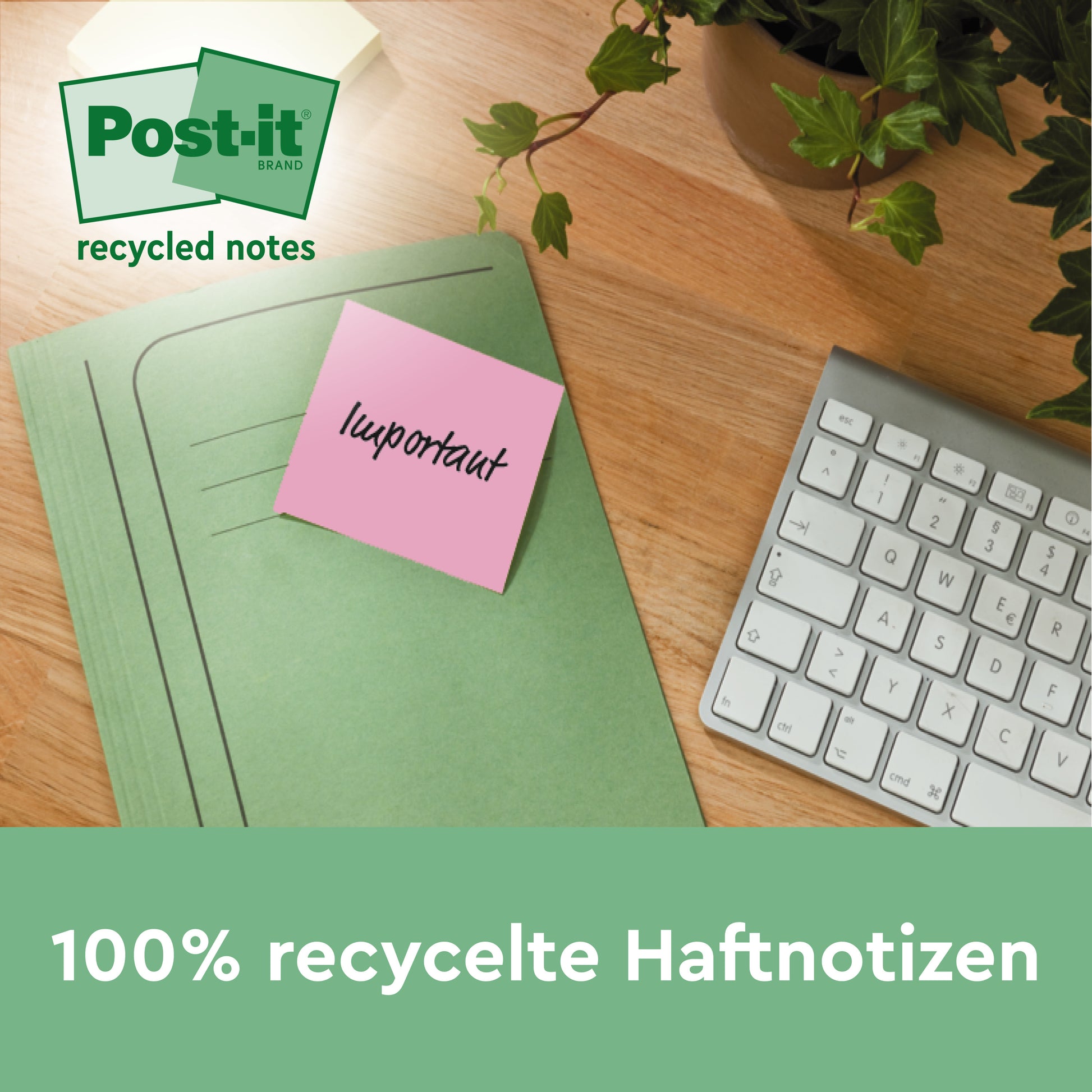 Ein rosafarbener Post-it® Super Sticky 100% Recycling Zettel (47,6 x 47,6 mm, 70 Blatt, PEFC) der 3M Deutschland GmbH mit dem Schriftzug "wichtig" liegt auf einer grünen Mappe auf einem Holzschreibtisch neben einer Tastatur und einer Pflanze. Text: "100% recycelte Haftnotizen aus umweltfreundlichem Papier.
