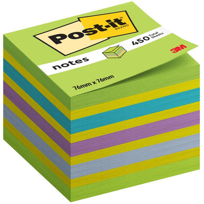Uma pilha de blocos de notas Post-it® (76 mm x 76 mm, 450 folhas/bloco, 100% PEFC) da 3M Deutschland GmbH nas cores verde, azul, lilás e amarelo com uma etiqueta com detalhes do produto e o logotipo da marca.
