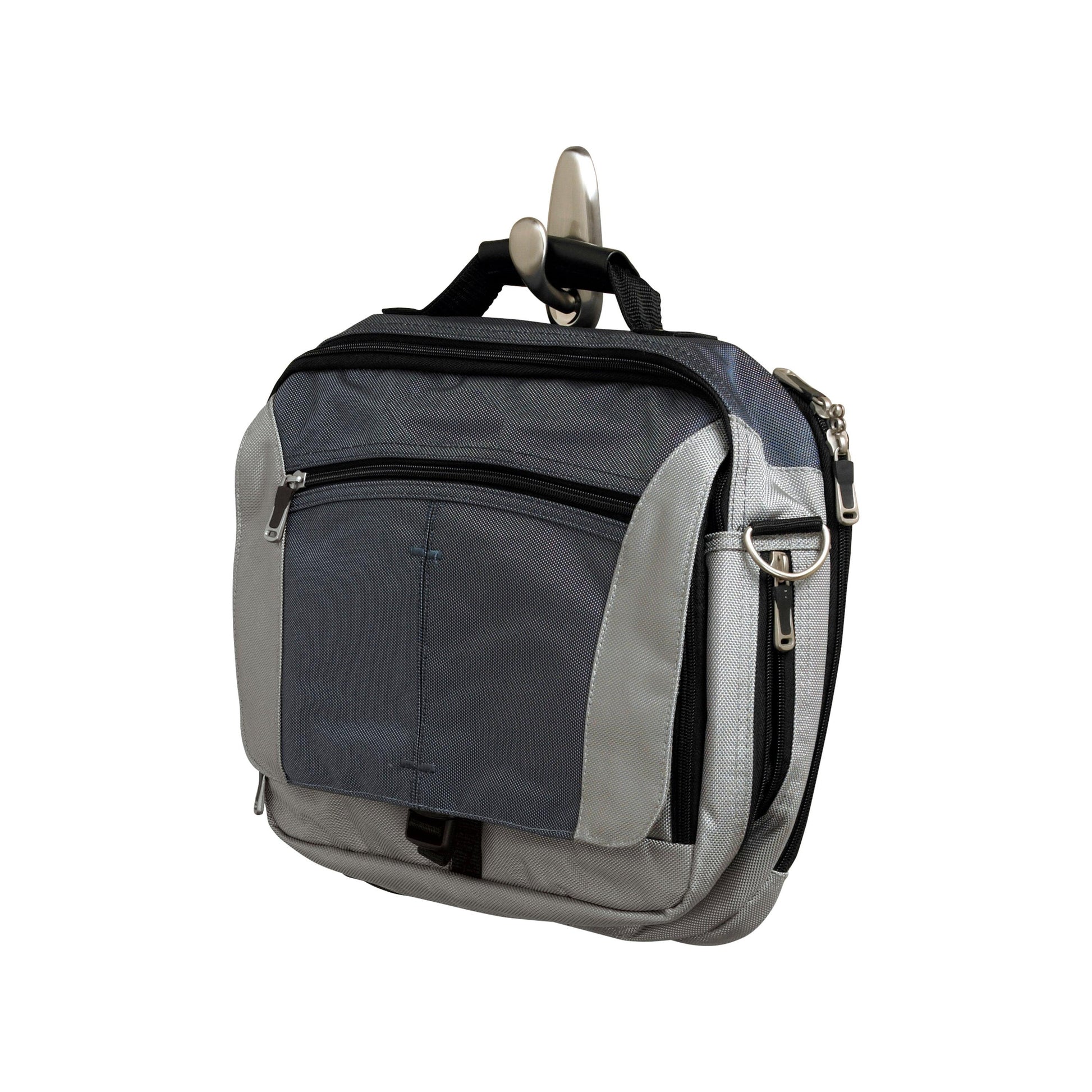 Eine grau-schwarze Reisetasche mit mehreren Reißverschlussfächern hängt an einem Command™ Metallhaken "klassisch" von 3M Deutschland GmbH vor einem weißen Hintergrund.