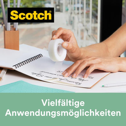 Uma pessoa segura um rolo de fita adesiva Scotch® Magic™ (19 mm x 33 m, 14 rolos/pacote, 66% adesivo vegetal) da 3M sobre um caderno. Texto: "Possibilidades de aplicação diversas." DISPENSADOR C38 GRÁTIS, preto.