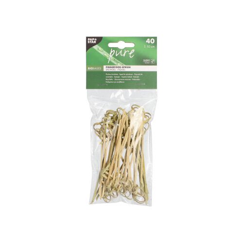 Num saco plástico transparente encontram-se 40 PAPSTAR 40 espetos para fingerfood "pure" de bambu da PAPSTAR GmbH com alças nas extremidades e rótulo verde que destaca a eco-sustentabilidade – perfeito para servir fingerfood.
