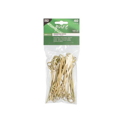 Num saco plástico transparente encontram-se 40 PAPSTAR 40 espetos para fingerfood "pure" de bambu da PAPSTAR GmbH com alças nas extremidades e rótulo verde que destaca a eco-sustentabilidade – perfeito para servir fingerfood.