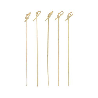 Cinco PAPSTAR 250 palitos para finger food - Picker "pure" de coquetel de bambu da PAPSTAR GmbH, cada um com um laço amarrado na ponta, estão em pé diante de um fundo branco simples.