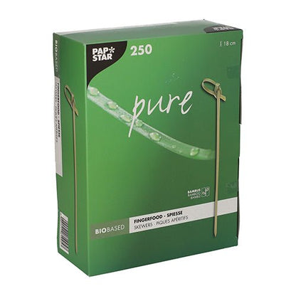 Uma caixa verde PAPSTAR 250 palitos para finger food - Picker "pure" da PAPSTAR GmbH, cada um com 18 cm de comprimento e biodegradável; a embalagem exibe imagens de espetos e gotas de água em uma folha.