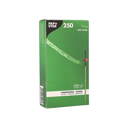 Em uma caixa verde com a inscrição "PAPSTAR 250 palitos de finger food" da PAPSTAR GmbH, encontram-se espetos de bambu ecológicos e biodegradáveis com uma pérola vermelha, que ostenta um motivo de bambu e indica o material de bambu.