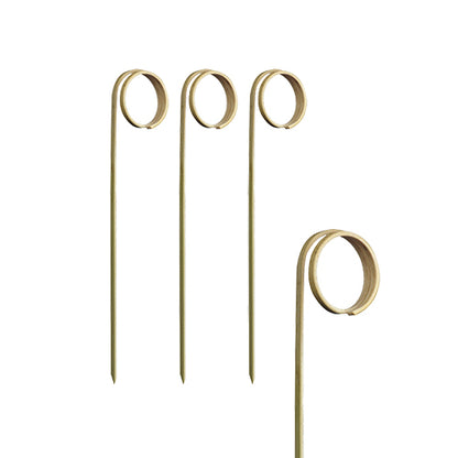 Sobre um fundo branco estão quatro PAPSTAR 100 palitos de finger food "pure" feitos de plástico de alta qualidade com ponta afiada e laço da PAPSTAR GmbH – ideal para festas e eventos.