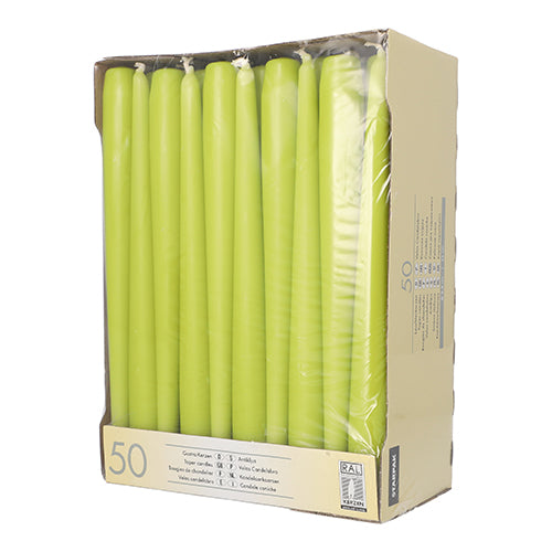 Uma caixa de papelão com 50 velas cônicas Starpak (Ø 2,2 cm - 25 cm), parcialmente embaladas em filme transparente, está aberta na frente para apresentar as velas altas brancas com longa duração.