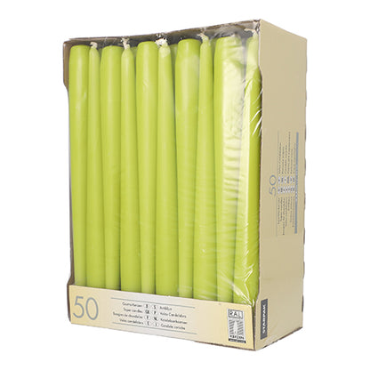 Uma caixa de papelão com 50 velas cônicas Starpak (Ø 2,2 cm - 25 cm), parcialmente embaladas em filme transparente, está aberta na frente para apresentar as velas altas brancas com longa duração.