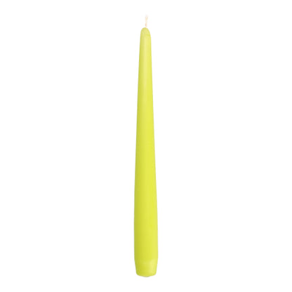 Uma única vela cônica Starpak 50 (verde lima, parafina, 2,2 cm de diâmetro, 25 cm de altura) com ponta afiada e base um pouco mais larga está contra um fundo branco simples.