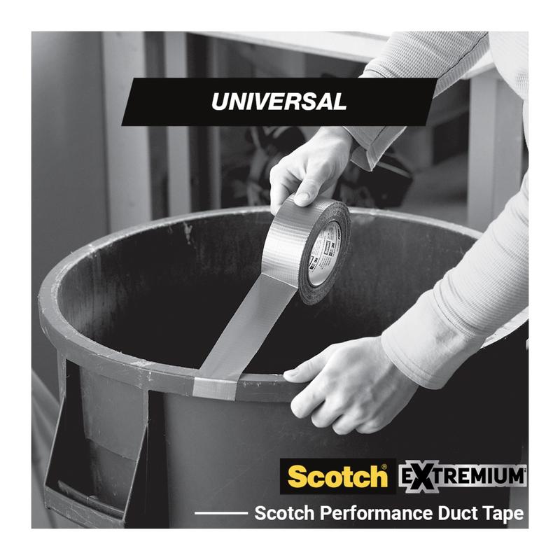 Uma pessoa cola uma tira de fita adesiva Scotch® Universal 2904 (10 m x 48 mm) da 3M Deutschland GmbH na borda de uma grande lixeira de plástico.