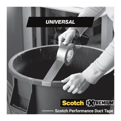 Uma pessoa cola uma tira de fita adesiva Scotch® Universal 2904 (10 m x 48 mm) da 3M Deutschland GmbH na borda de uma grande lixeira de plástico.