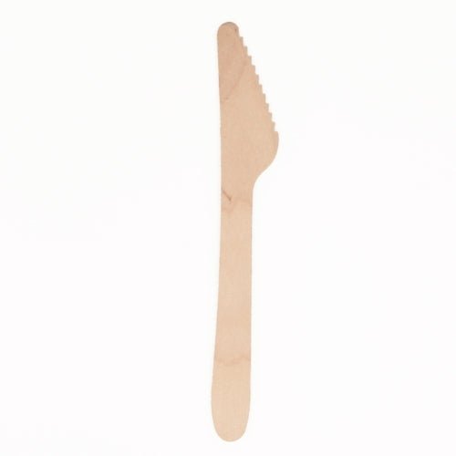 Uma faca de madeira PAPSTAR "pure" (16,5 cm), ecológica e estável, com lâmina serrilhada, está em um fundo branco. O saco contém 25 peças.