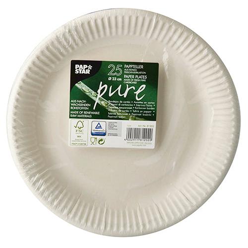 Uma pilha de 25 pratos de papelão "pure" redondos e brancos da PAPSTAR GmbH com uma etiqueta verde e branca no centro, mostrando detalhes do produto e informações ambientais; os pratos têm uma borda ondulada.