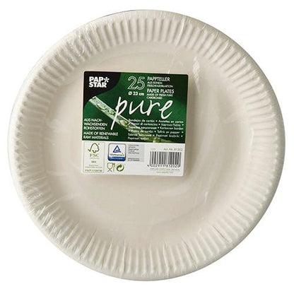 Uma pilha de 25 pratos de papelão "pure" redondos e brancos da PAPSTAR GmbH com uma etiqueta verde e branca no centro, mostrando detalhes do produto e informações ambientais; os pratos têm uma borda ondulada.