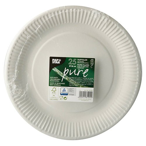 Uma pilha de 25 pratos "pure" redondos e brancos da PAPSTAR GmbH feitos de papelão ecológico está embalada em plástico. A etiqueta com logotipos verdes e texto bilíngue destaca a louça descartável sustentável com borda ondulada.