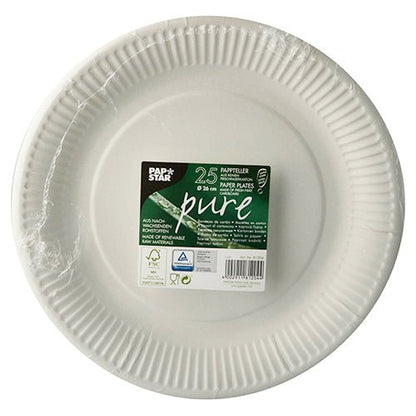 Uma pilha de 25 pratos "pure" redondos e brancos da PAPSTAR GmbH feitos de papelão ecológico está embalada em plástico. A etiqueta com logotipos verdes e texto bilíngue destaca a louça descartável sustentável com borda ondulada.