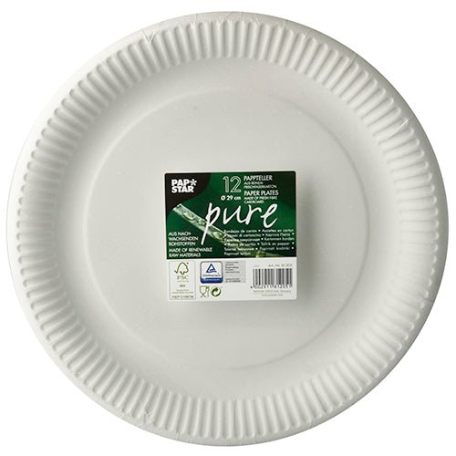 Um pacote com 12 pratos descartáveis redondos e brancos PAPSTAR "pure" feitos de cartão reciclado com borda estruturada. A etiqueta superior mostra detalhes do produto e a marca da PAPSTAR GmbH, destacando assim o design ecológico.