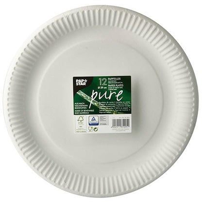 Um pacote com 12 pratos descartáveis redondos e brancos PAPSTAR "pure" feitos de cartão reciclado com borda estruturada. A etiqueta superior mostra detalhes do produto e a marca da PAPSTAR GmbH, destacando assim o design ecológico.