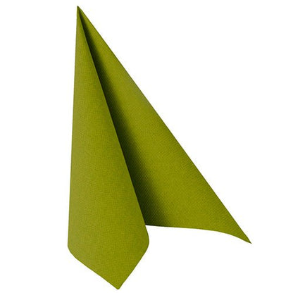 Um único guardanapo verde PAPSTAR 20 Guardanapos "ROYAL Collection" 1/4-dobra (40x40 cm) da PAPSTAR GmbH está em pé em uma dobra triangular sobre um fundo branco - uma adição elegante para qualquer mesa posta.