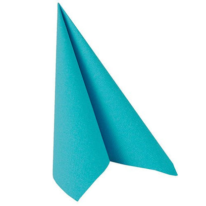 Um guardanapo turquesa PAPSTAR GmbH 20 Guardanapos "ROYAL Collection" 1/4-dobra (40x40 cm) está dobrado em forma de cone/tenda sobre um fundo branco simples.