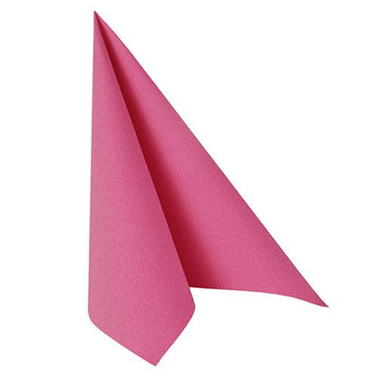 O guardanapo PAPSTAR 20 guardanapos "ROYAL Collection" 1/4-Fold (40x40 cm) da PAPSTAR GmbH está em pé em uma forma triangular pontiaguda com estrutura lisa - ideal para a mesa elegantemente posta - em um fundo branco simples.