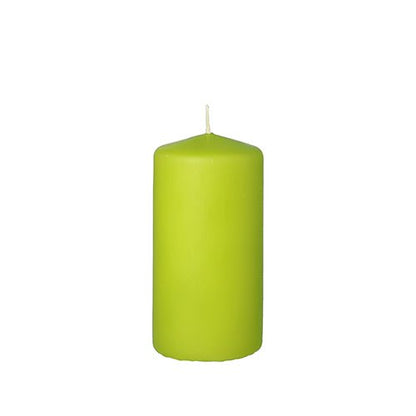 A vela de pilar PAPSTAR Ø 50 mm, 100 mm da PAPSTAR GmbH, feita de cera de alta qualidade com superfície lisa e pavio curto centralizado, é ideal para decoração elegante em fundo branco.