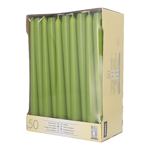As velas cônicas Starpak 50 Ø 2,2 cm - 25 cm são velas verdes dispostas verticalmente e visíveis através de uma janela transparente na caixa bege. Estas velas Starpak oferecem uma longa duração para um ambiente sustentável.