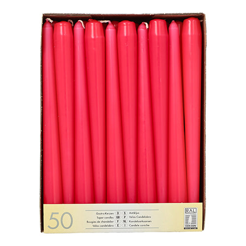 Uma caixa com 50 velas Starpak (Ø 2,2 cm, 25 cm de altura), cada uma vermelha e dispostas verticalmente em filas, com uma etiqueta creme com texto e números na frente.