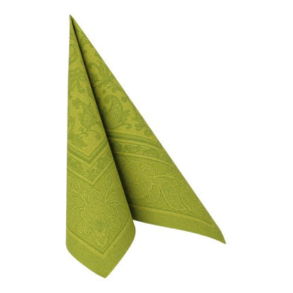 Um guardanapo verde dobrado PAPSTAR 20 "ROYAL Collection" 1/4-dobra (40x40 cm) com um padrão paisley discreto da PAPSTAR GmbH, ideal para uma decoração de mesa elegante, em pé sobre um fundo branco.