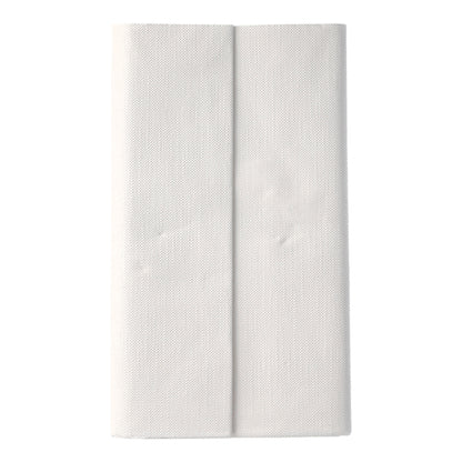 Uma toalha de mesa branca PAPSTAR da ROYAL Collection (120 x 180 cm) da PAPSTAR GmbH é dobrada verticalmente em duas partes e colocada sobre um fundo branco simples, destacando seu design de alta qualidade.