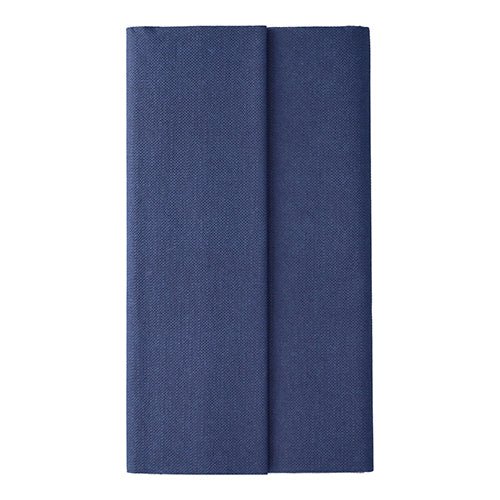 Uma toalha de mesa da PAPSTAR GmbH da coleção ROYAL (Tissue, 120 x 180 cm) em azul escuro está ordenadamente dobrada e posicionada verticalmente diante de um fundo branco simples, destacando sua qualidade superior.