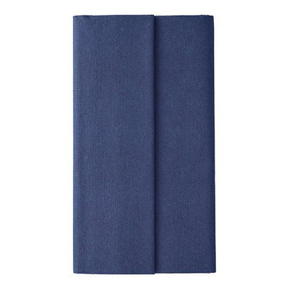 Uma toalha de mesa da PAPSTAR GmbH da coleção ROYAL (Tissue, 120 x 180 cm) em azul escuro está ordenadamente dobrada e posicionada verticalmente diante de um fundo branco simples, destacando sua qualidade superior.