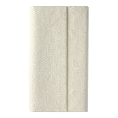 Uma toalha de mesa creme PAPSTAR da coleção ROYAL (120 cm x 180 cm, PAPSTAR GmbH) bem dobrada diante de um fundo branco simples.