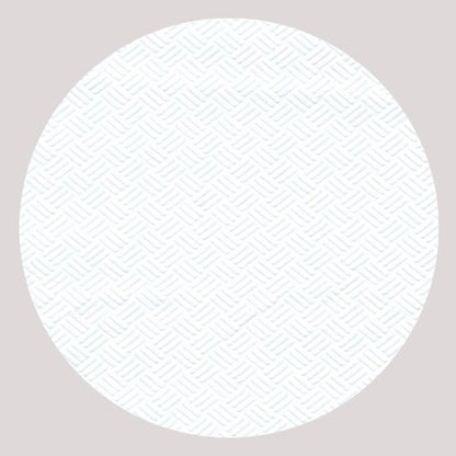 Um círculo branco com um padrão discreto de cruz de losangos, inspirado na toalha de mesa PAPSTAR (papel, branco, 8 m x 118 cm), está centralizado em um fundo cinza claro. Linhas azuis finas formam uma grade uniforme que reflete o design da PAPSTAR GmbH.