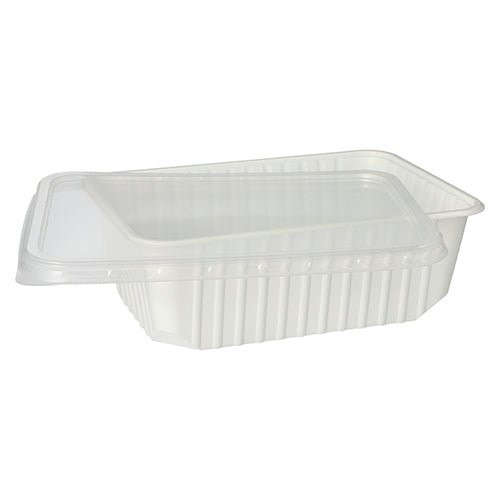 Uma tampa transparente Starpak (PP, 0,7 x 18,6 x 13,3 cm) para copos de embalagem, que é ligeiramente elevada e cobre parcialmente a parte superior de um recipiente de alimentos branco de plástico com lados canelados; o conjunto inclui 50 tampas.