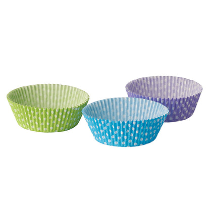 Três PAPSTAR formas de cupcake (Ø 5 cm, 2,5 cm) da PAPSTAR GmbH nas cores verde, azul e lilás com pontos brancos estão dispostas sobre um fundo branco – ideal para assar cupcakes ou muffins.