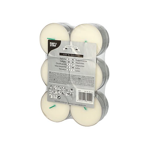 Um pacote transparente e selado com 12 velas de chá Maxi brancas PAPSTAR (Ø 59 mm, 100% estearina) está equipado com pavios verdes, símbolos de segurança, informações do produto e o logotipo da PAPSTAR GmbH para destacar o longo tempo de queima.