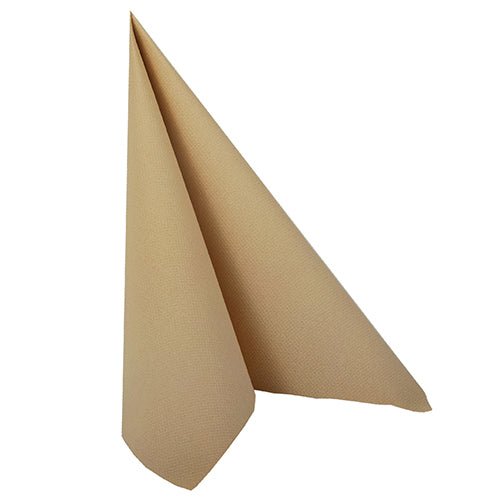 Um único guardanapo bege PAPSTAR 20 Guardanapos "ROYAL Collection" 1/4-dobra 40x40 cm da PAPSTAR GmbH está dobrado em pé em forma de triângulo sobre uma superfície plana em um fundo branco simples.