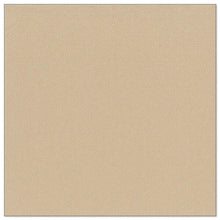 Eine quadratische, leicht strukturierte sandfarbene Serviette aus der PAPSTAR 50 Servietten "ROYAL Collection" (1/4 Falz, 40 x 40 cm) der PAPSTAR GmbH, abgebildet auf weißem Hintergrund.