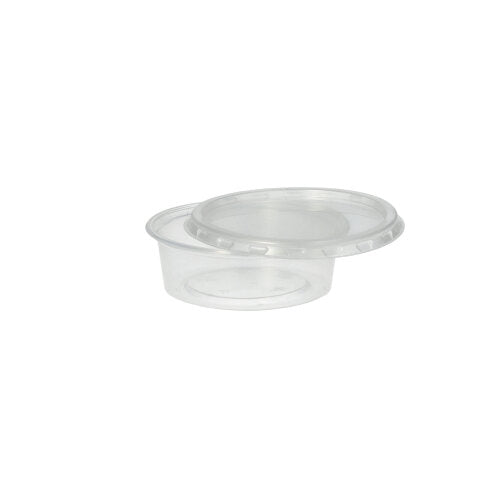 Um copo de molho Starpak 50, PP redondo Ø 7,1 cm transparente com tampa transparente correspondente está ligeiramente inclinado em um fundo branco simples - ideal para o serviço de catering.