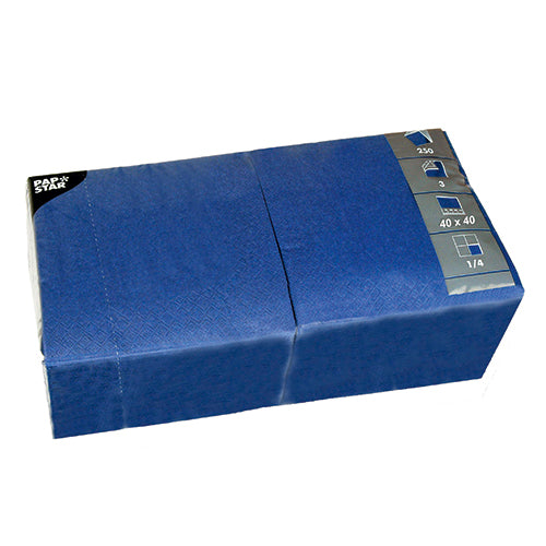 Uma embalagem retangular azul PAPSTAR de 250 guardanapos, 3 camadas, 1/4 de dobra da PAPSTAR GmbH, cada guardanapo com 40x40 cm - ecológicos e perfeitos para a gastronomia, com informações do produto e logotipo no canto superior da embalagem.