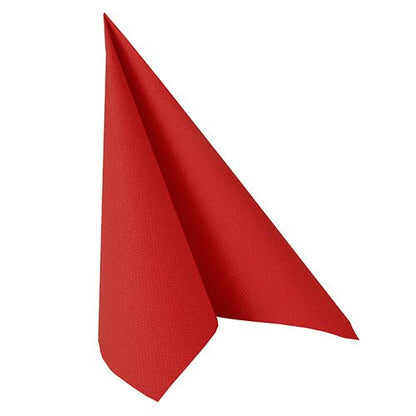 Um guardanapo vermelho da PAPSTAR GmbH da coleção ROYAL (pacote de 20, 40x40 cm, 1/4-Dobra) está dobrado verticalmente em forma de triângulo e cria uma decoração de mesa marcante em um fundo branco.