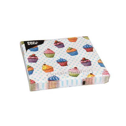 Um conjunto de 20 guardanapos da PAPSTAR GmbH (33x33 cm, 3-camadas, 1/4 dobrado) com um motivo de bolinhas azuis claras e cupcakes. Na frente, está impressa a inscrição "classic edition", e o logotipo da PAPSTAR está localizado no canto superior esquerdo para estilo e durabilidade adicionais.