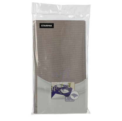 Uma toalha de mesa Starpak embalada, semelhante a tecido, tecido não tecido "Soft Selection" 120 cm x 180 cm, é mostrada em plástico transparente. Na frente estão uma mesa de jantar posta e detalhes do produto, no interior o material bege é visível.
