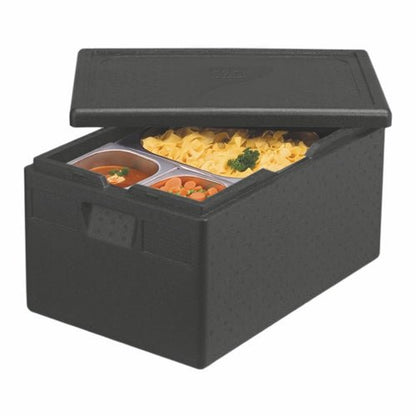 Um PAPSTAR contentor de transporte isolado, EPP 60 cm x 40 cm preto "Gastro-Norm 1/1" da PAPSTAR GmbH com a tampa parcialmente aberta revela três tigelas – sopa, legumes e massa – em recipientes Gastro-Norm 1/1.