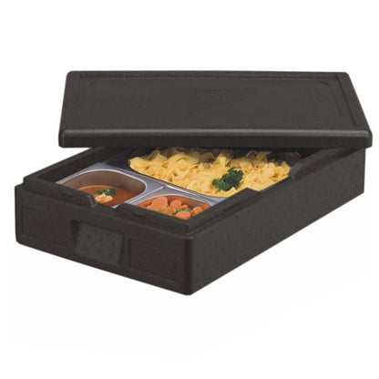 Um PAPSTAR contentor de transporte isolado EPP 60x40cm preto "Gastro-Norm 1/1" da PAPSTAR GmbH está com a tampa encostada e mostra no interior uma refeição pré-embalada com três compartimentos: sopa, legumes e massa com salsa.