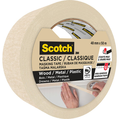 Eine Rolle Scotch® Abdeckband Classic (48 mm x 50 m) von 3M Deutschland GmbH, 70% PEFC-zertifiziert (SGSCH-COC-110078). Ideal zum Abkleben von Holz, Metall und Kunststoff; auf der Verpackung finden Sie Hinweise zur Anwendung.