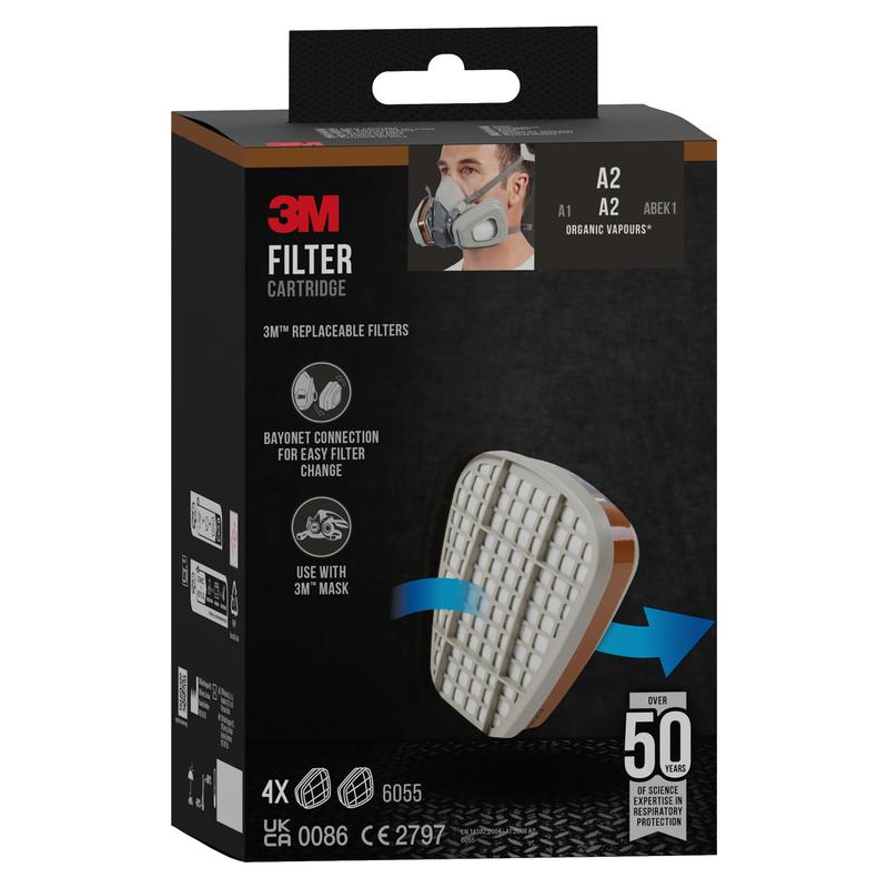 Uma caixa do cartucho de filtro 3M™ 6055, A2 Vapores Orgânicos da 3M Deutschland GmbH mostra a foto de uma pessoa com máscara de proteção respiratória, bem como detalhes do produto, informações de compatibilidade e uma marcação chamativa em fundo preto.